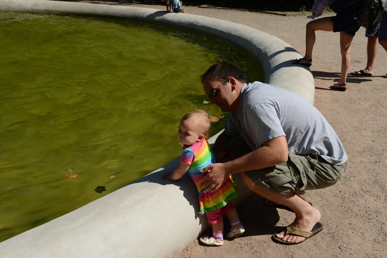 Looking at the Fountain3.JPG